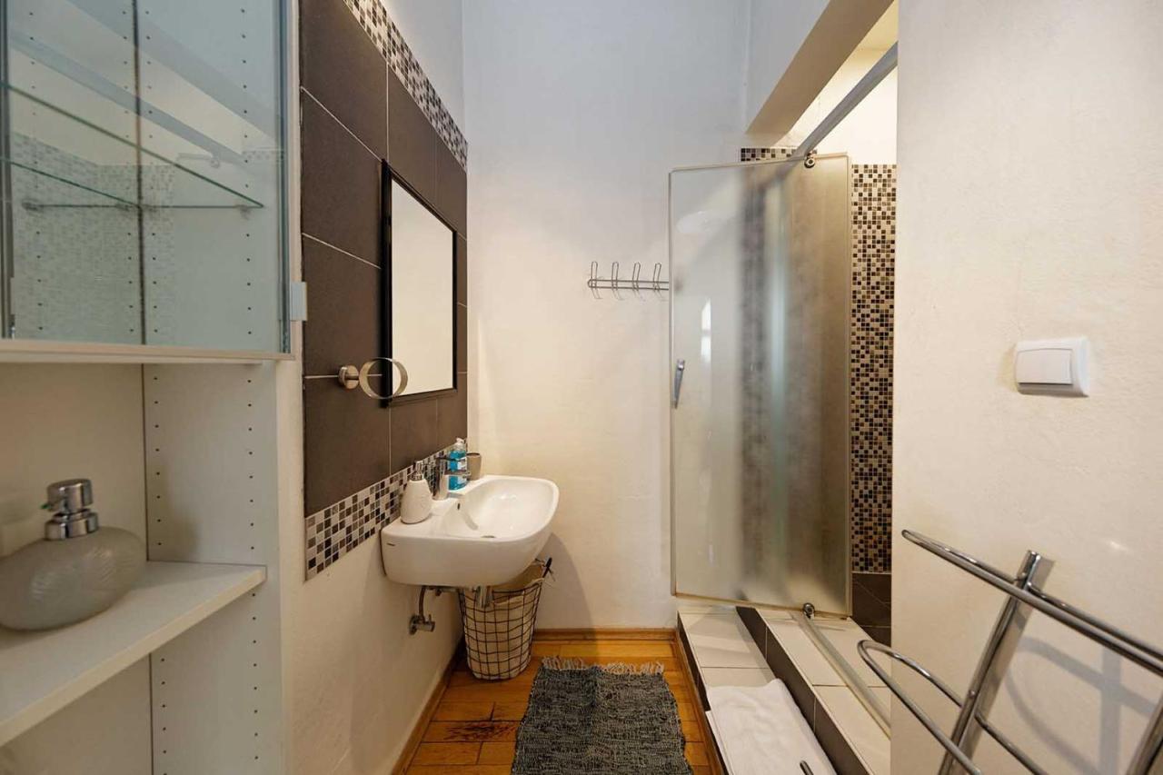 Peter'S Tower Apartments Praha Bagian luar foto