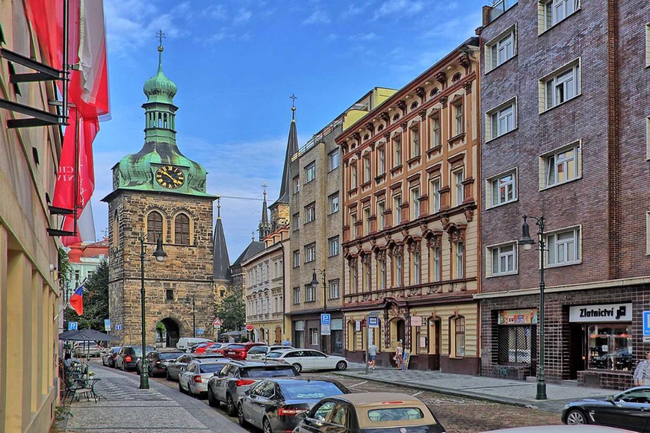 Peter'S Tower Apartments Praha Bagian luar foto