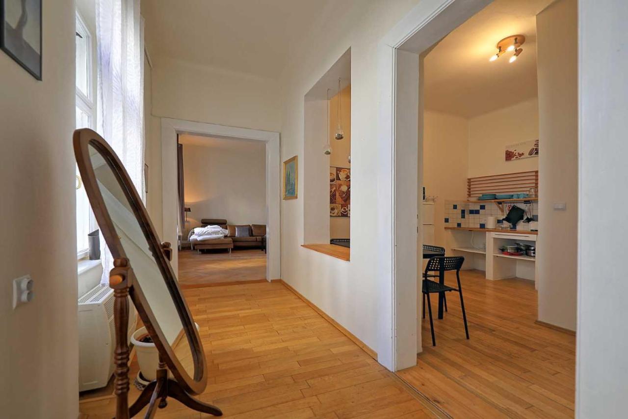 Peter'S Tower Apartments Praha Bagian luar foto