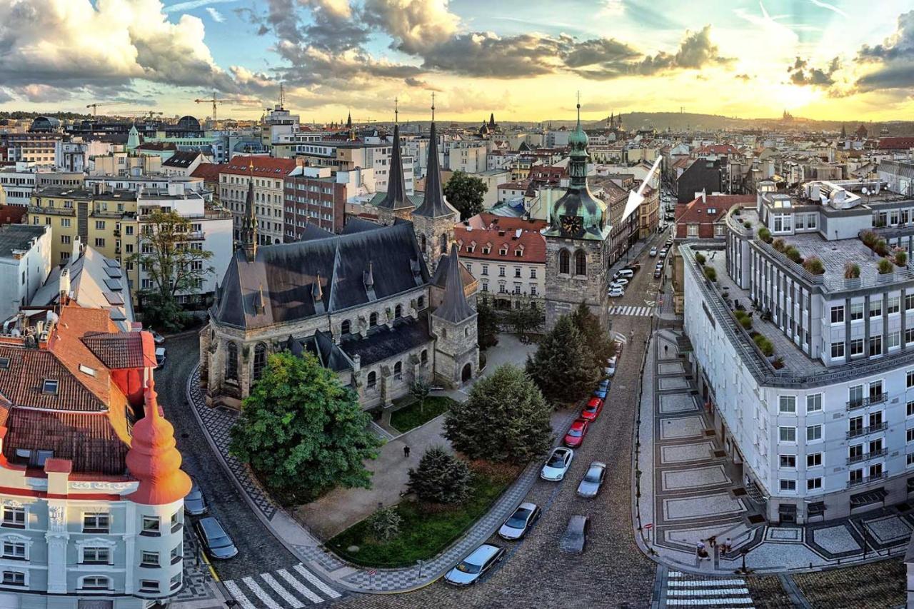 Peter'S Tower Apartments Praha Bagian luar foto