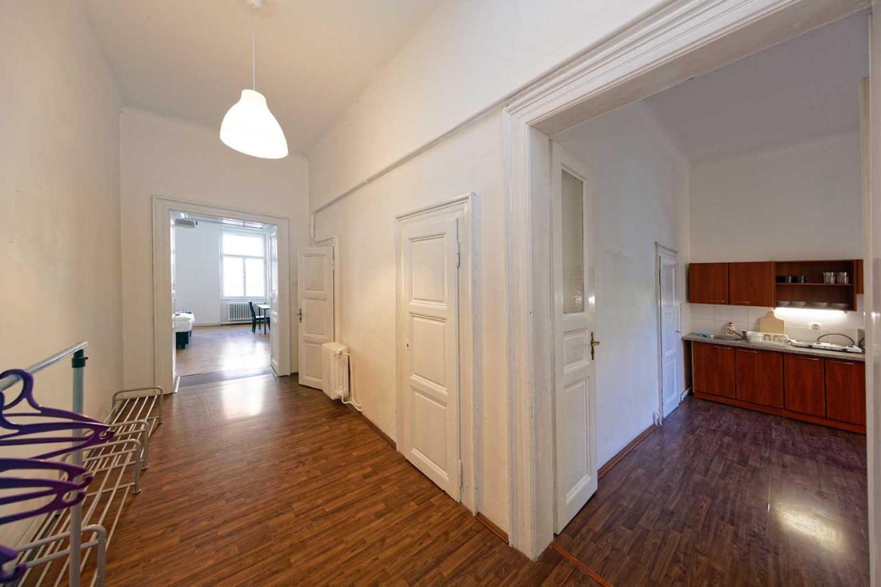 Peter'S Tower Apartments Praha Bagian luar foto