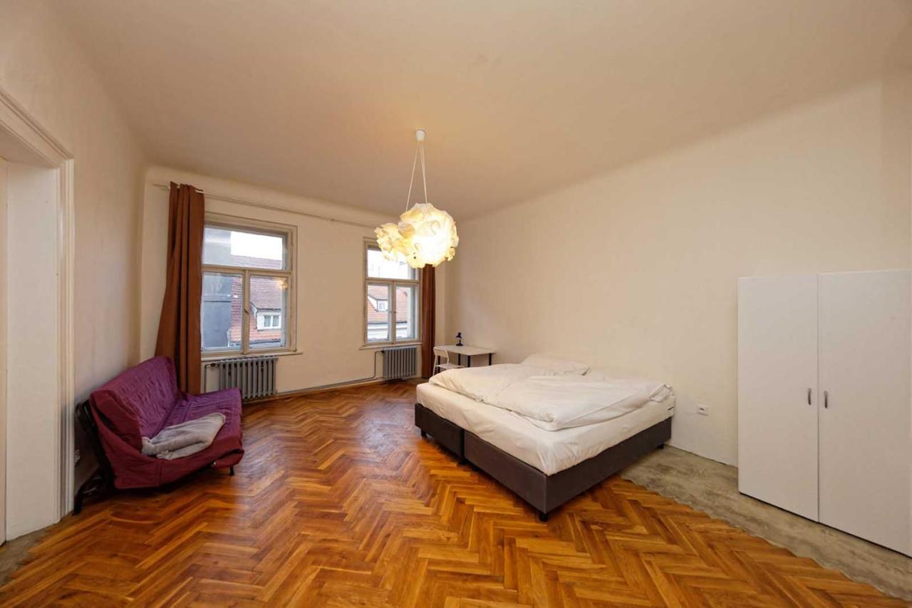 Peter'S Tower Apartments Praha Bagian luar foto