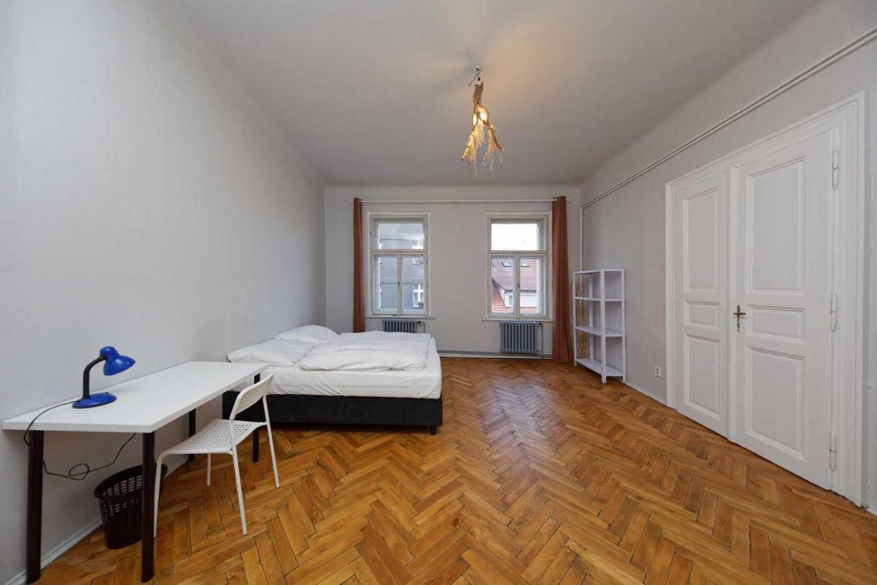 Peter'S Tower Apartments Praha Bagian luar foto