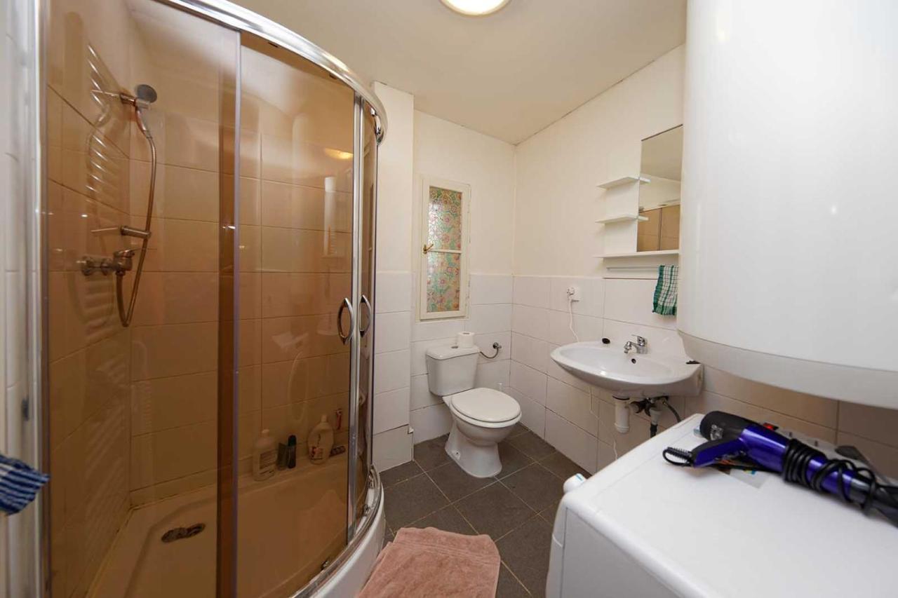 Peter'S Tower Apartments Praha Bagian luar foto