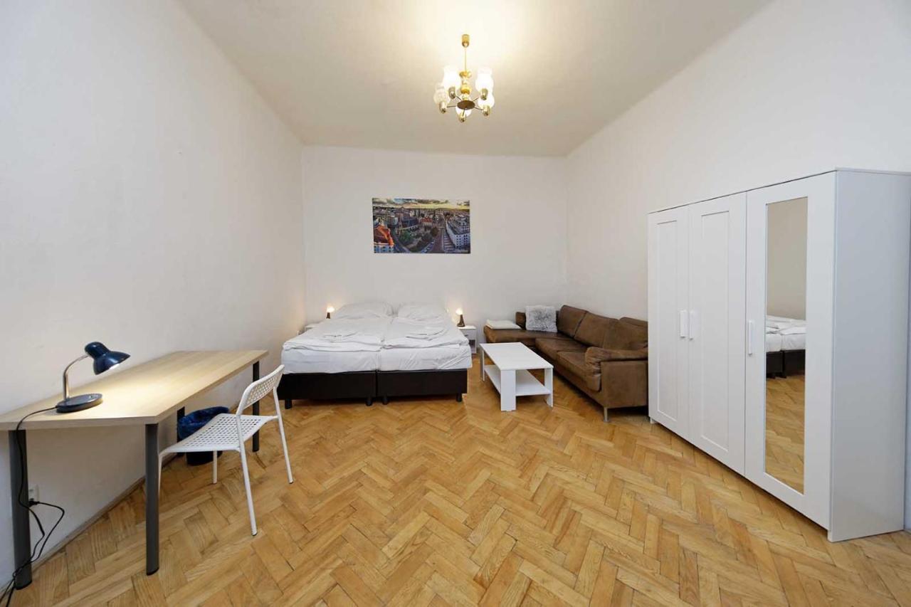 Peter'S Tower Apartments Praha Bagian luar foto