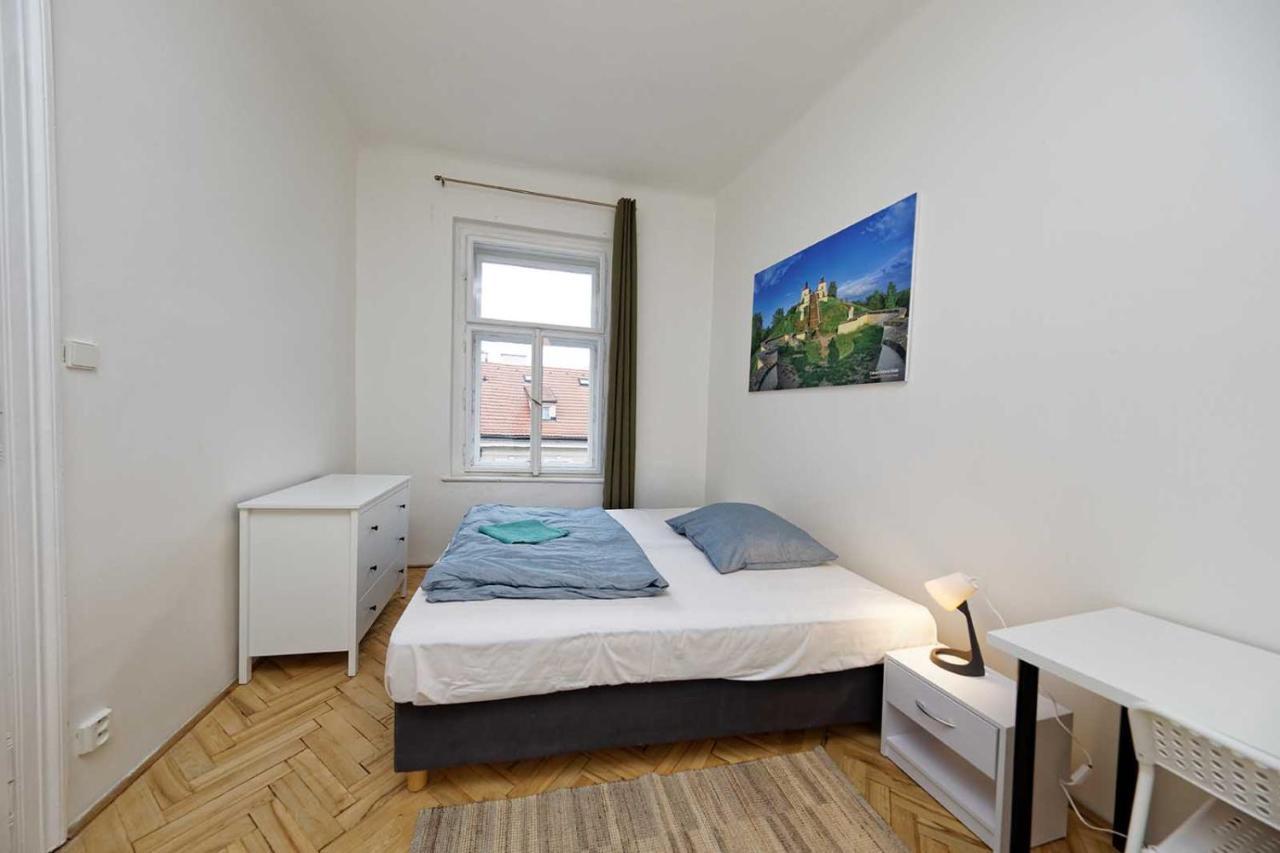 Peter'S Tower Apartments Praha Bagian luar foto