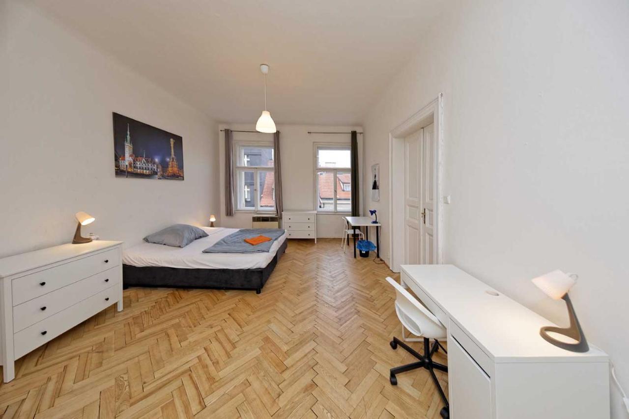 Peter'S Tower Apartments Praha Bagian luar foto