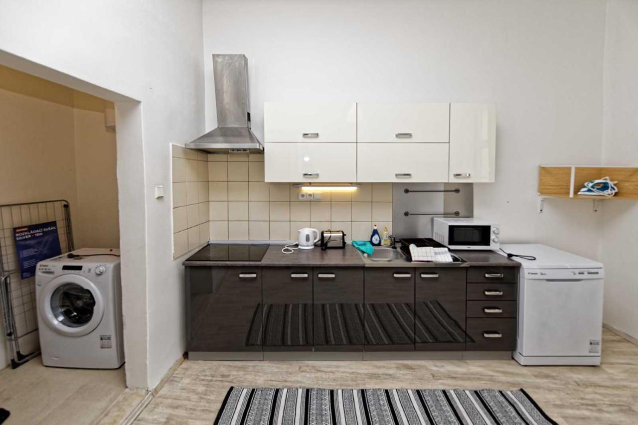 Peter'S Tower Apartments Praha Bagian luar foto