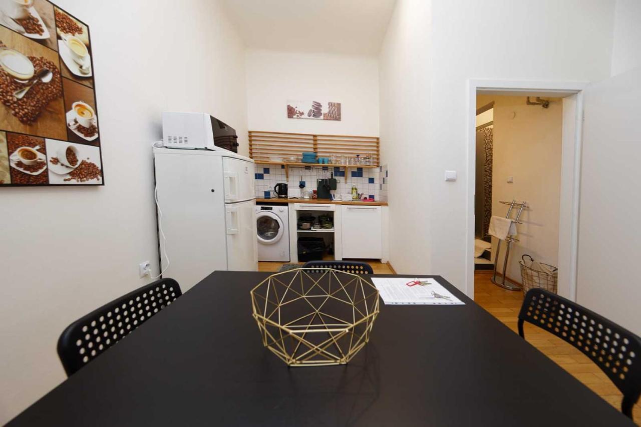 Peter'S Tower Apartments Praha Bagian luar foto