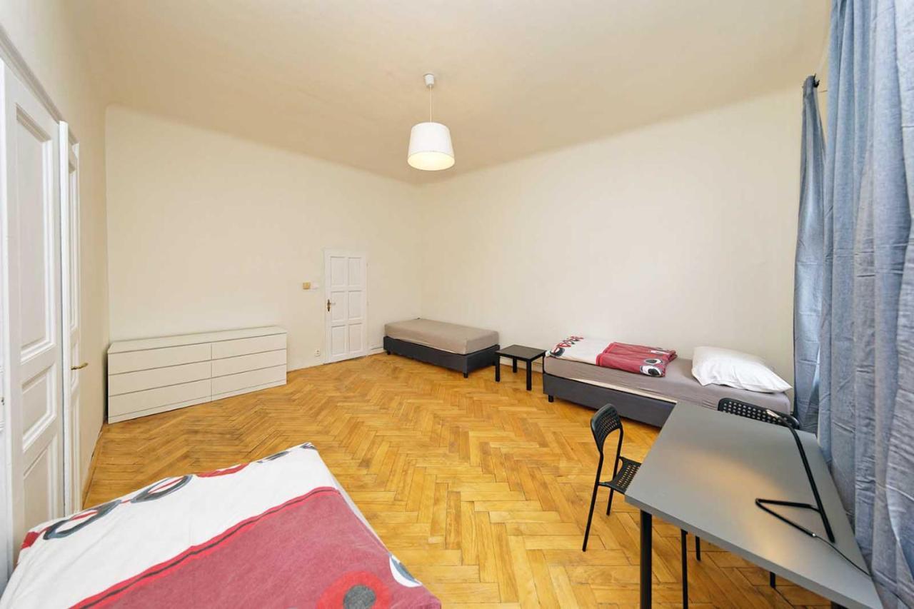 Peter'S Tower Apartments Praha Bagian luar foto