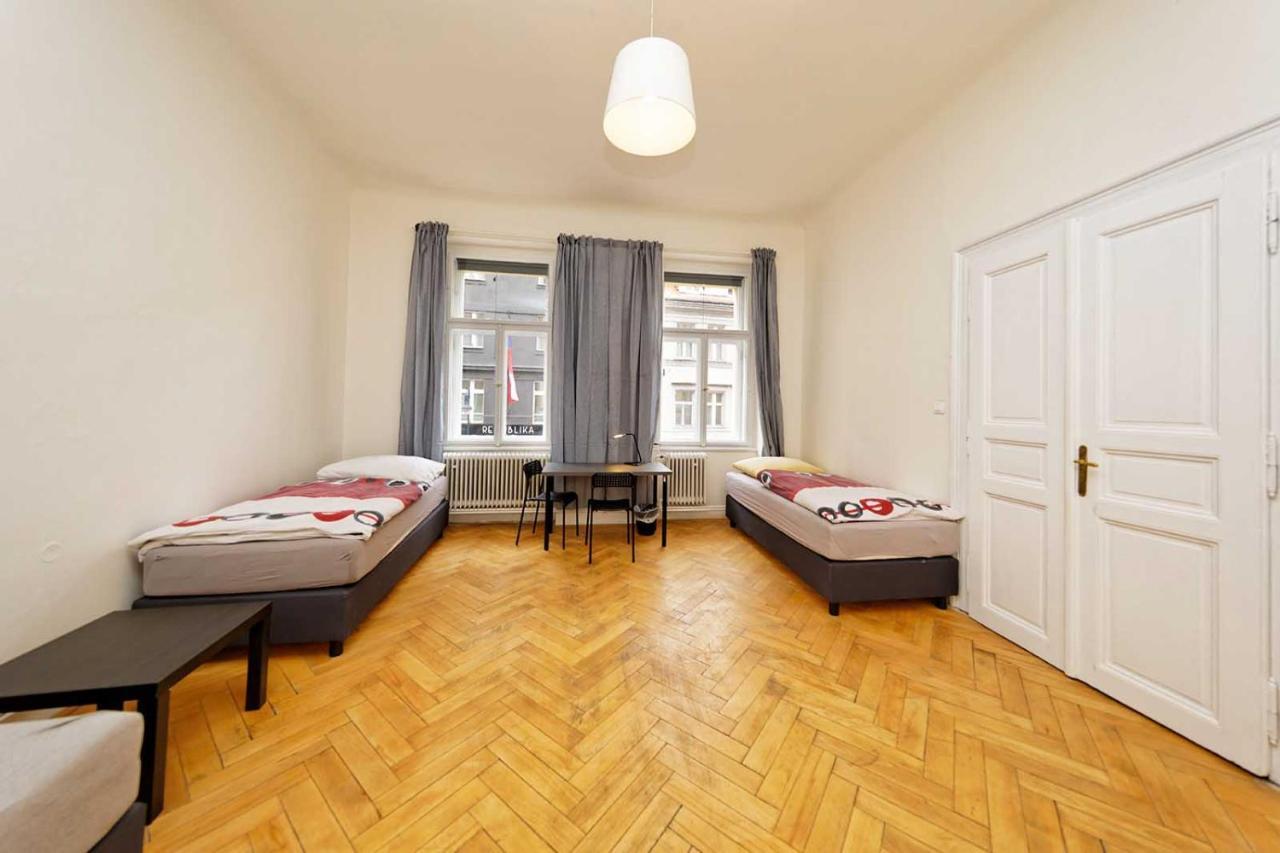 Peter'S Tower Apartments Praha Bagian luar foto