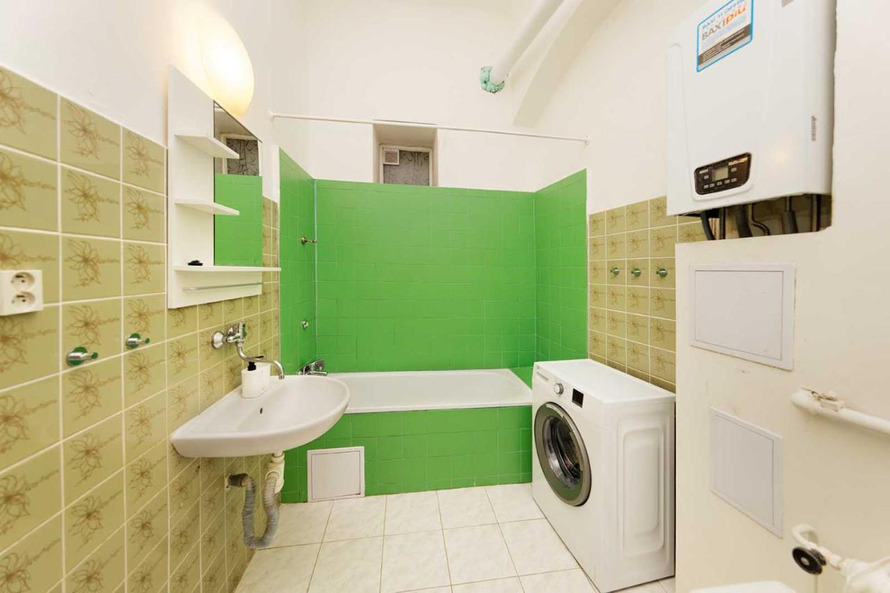 Peter'S Tower Apartments Praha Bagian luar foto
