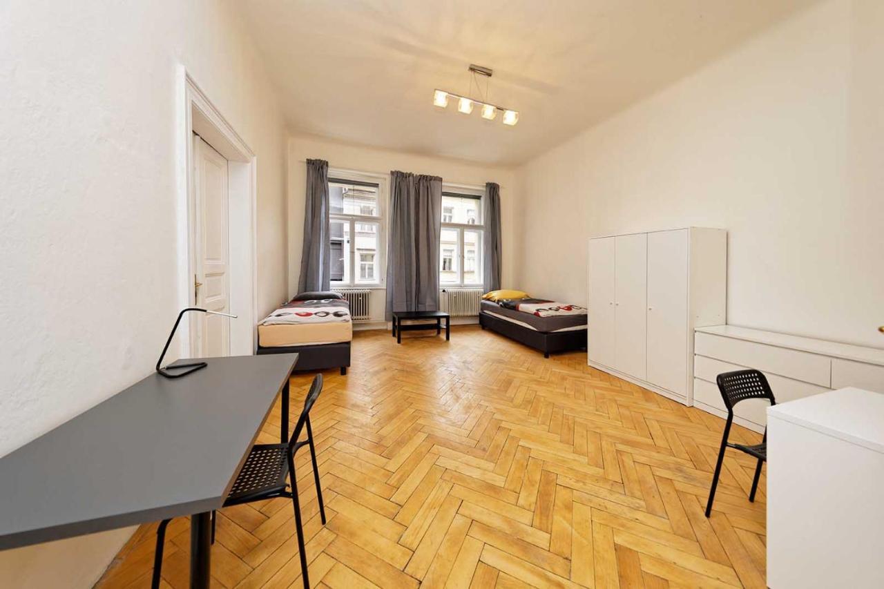 Peter'S Tower Apartments Praha Bagian luar foto