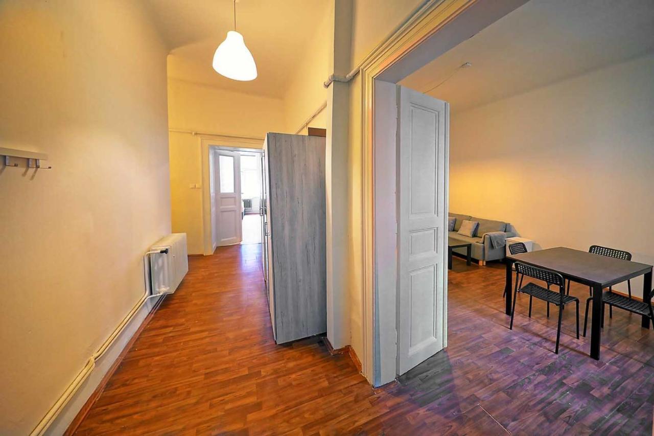 Peter'S Tower Apartments Praha Bagian luar foto