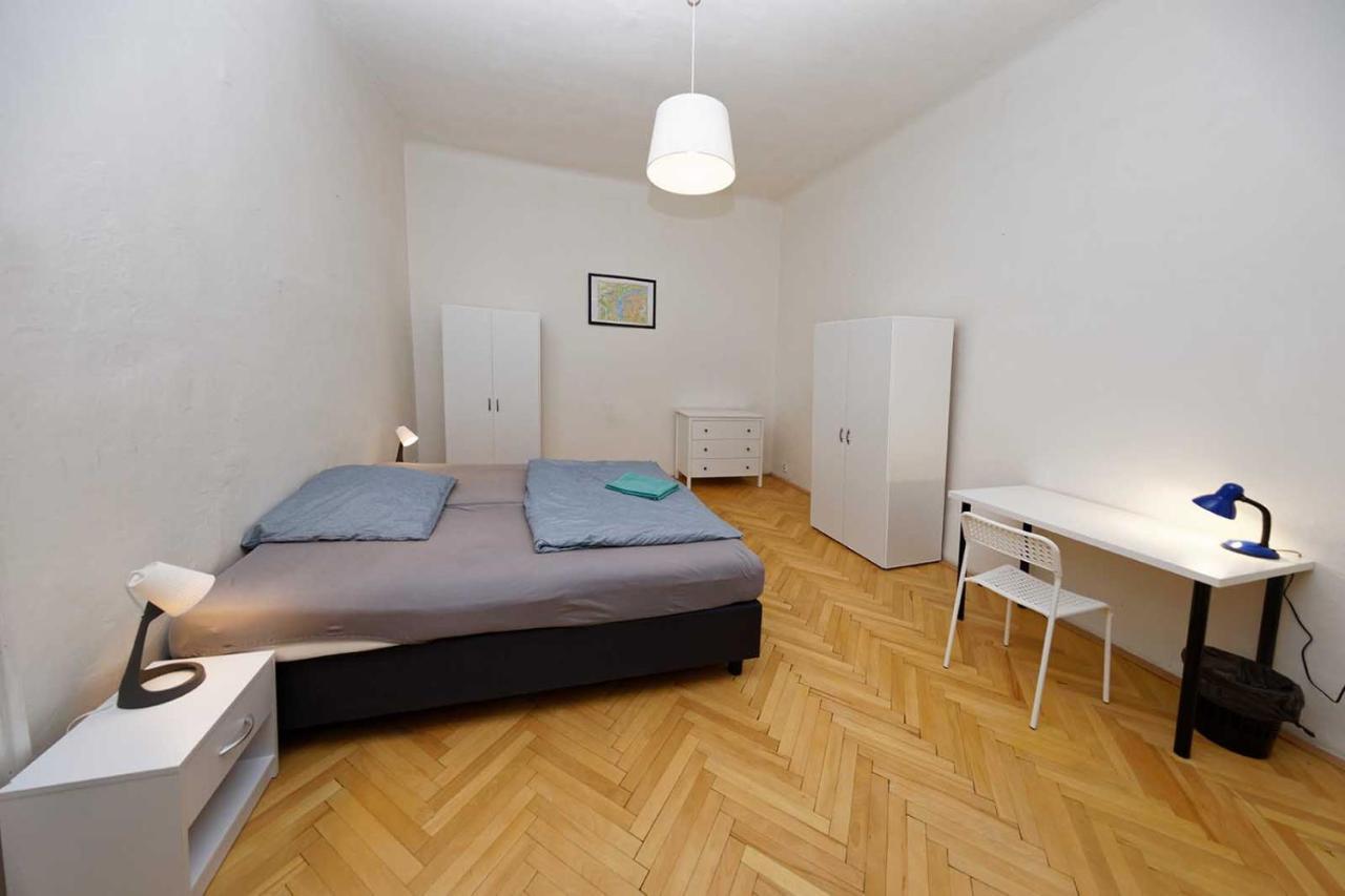 Peter'S Tower Apartments Praha Bagian luar foto