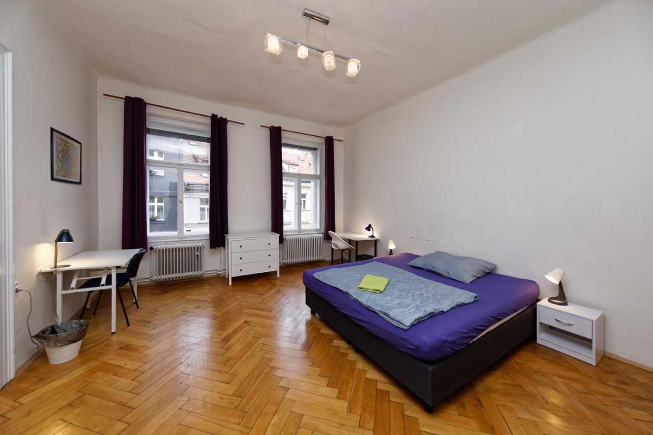 Peter'S Tower Apartments Praha Bagian luar foto