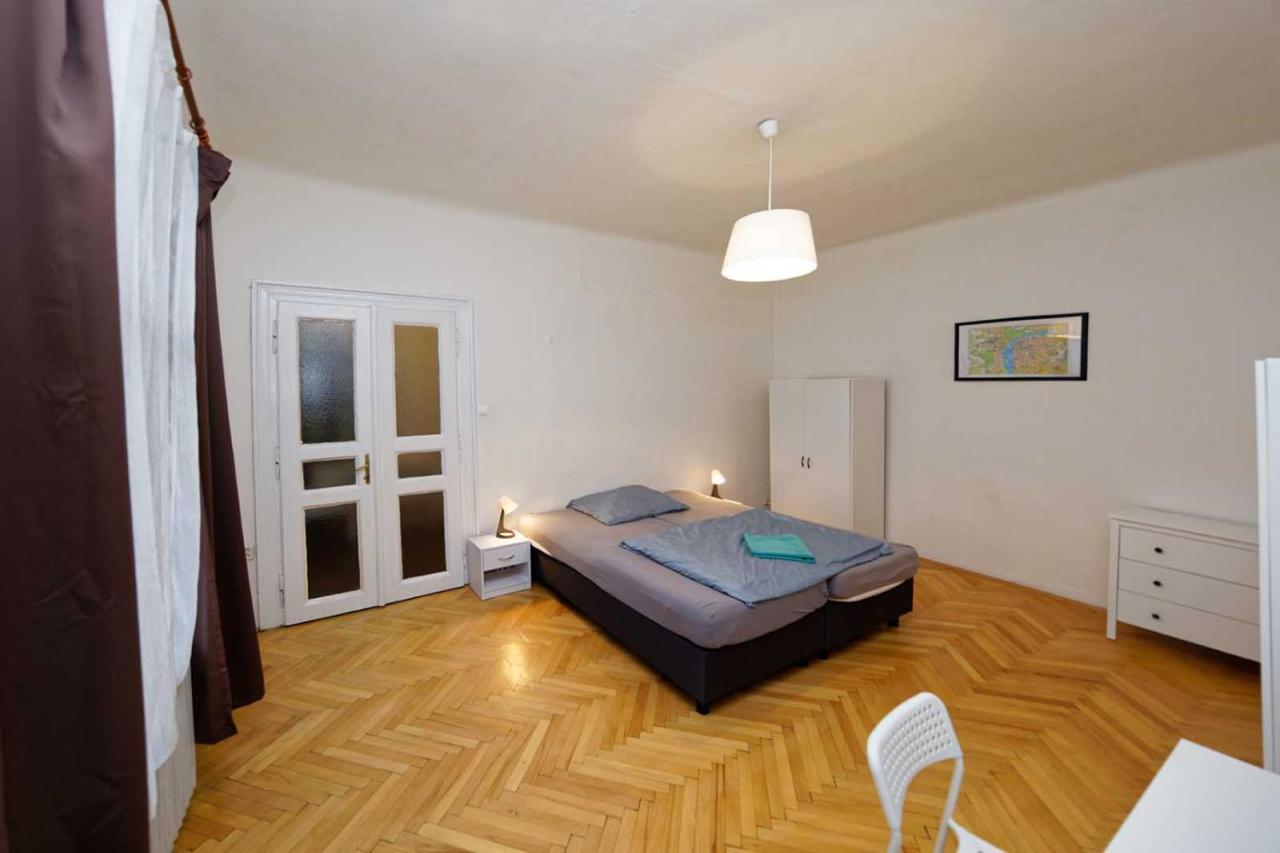 Peter'S Tower Apartments Praha Bagian luar foto