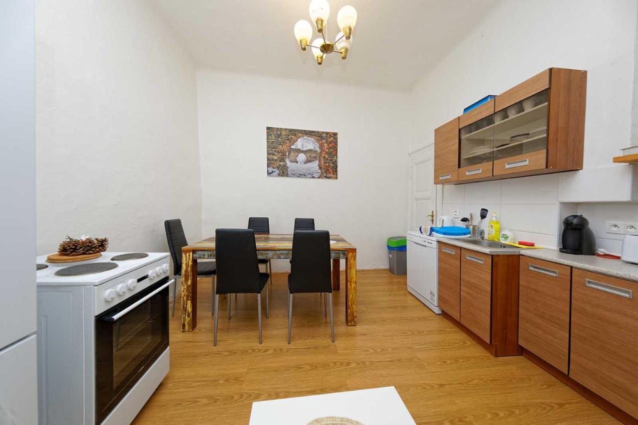Peter'S Tower Apartments Praha Bagian luar foto