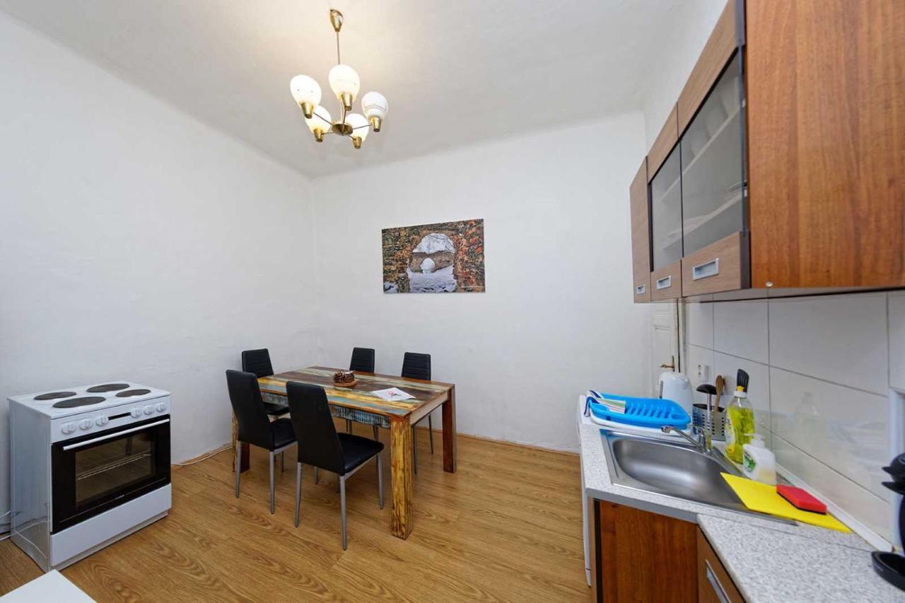 Peter'S Tower Apartments Praha Bagian luar foto