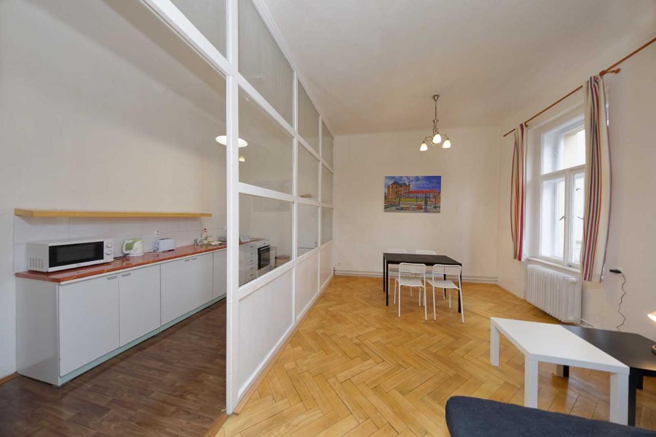 Peter'S Tower Apartments Praha Bagian luar foto