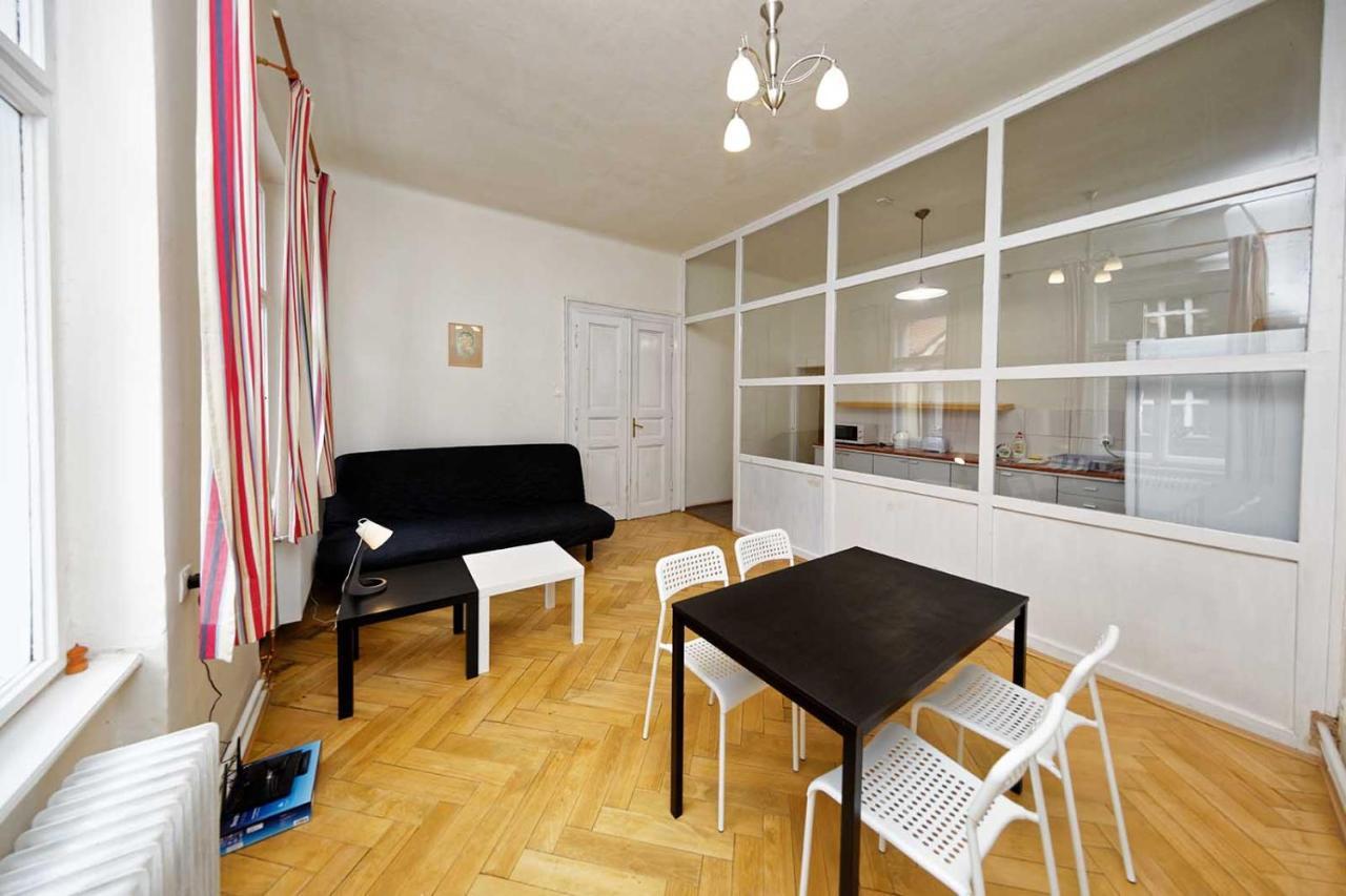 Peter'S Tower Apartments Praha Bagian luar foto