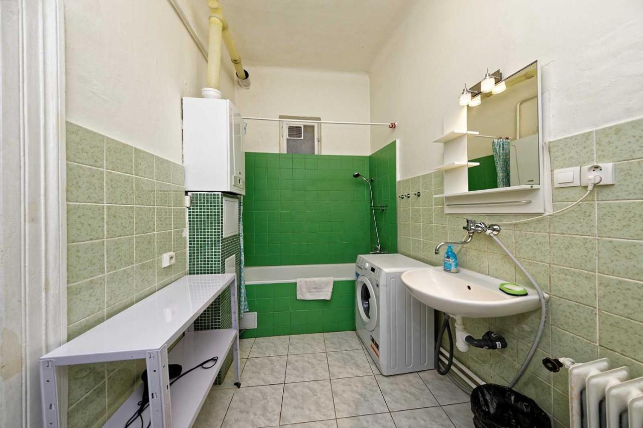Peter'S Tower Apartments Praha Bagian luar foto