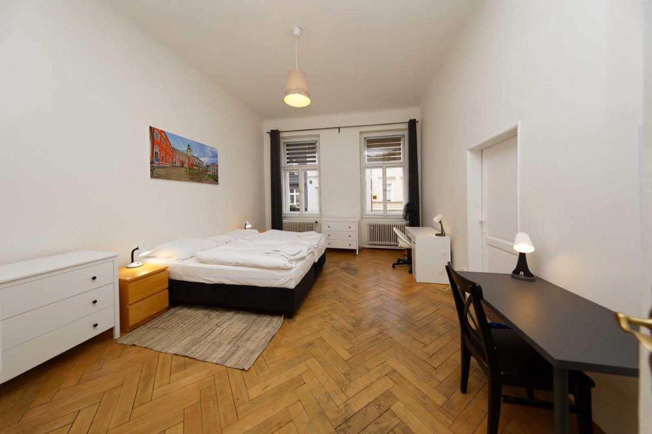 Peter'S Tower Apartments Praha Bagian luar foto