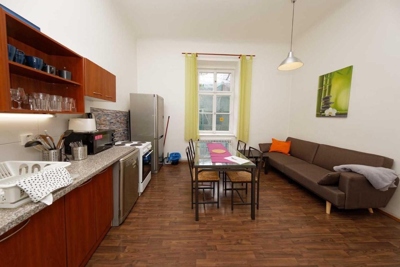 Peter'S Tower Apartments Praha Bagian luar foto