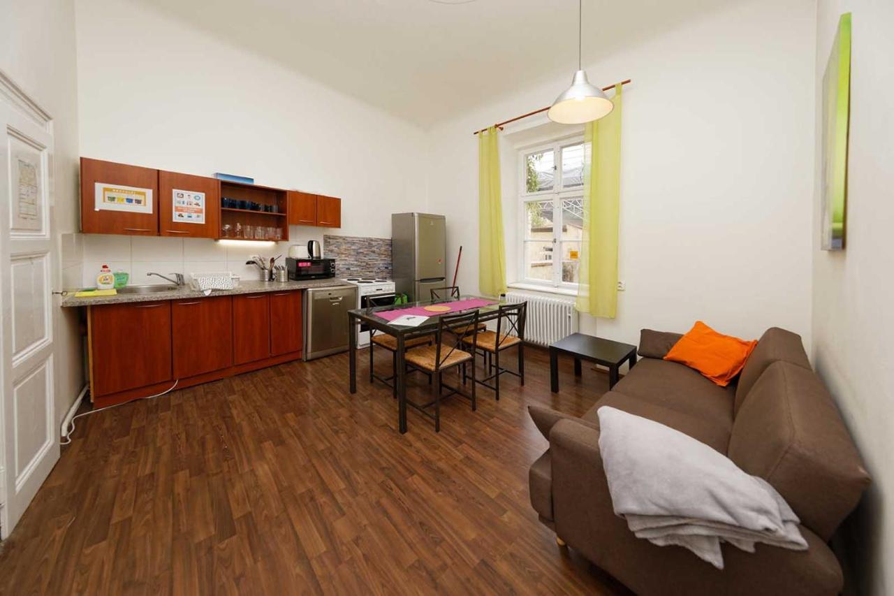 Peter'S Tower Apartments Praha Bagian luar foto