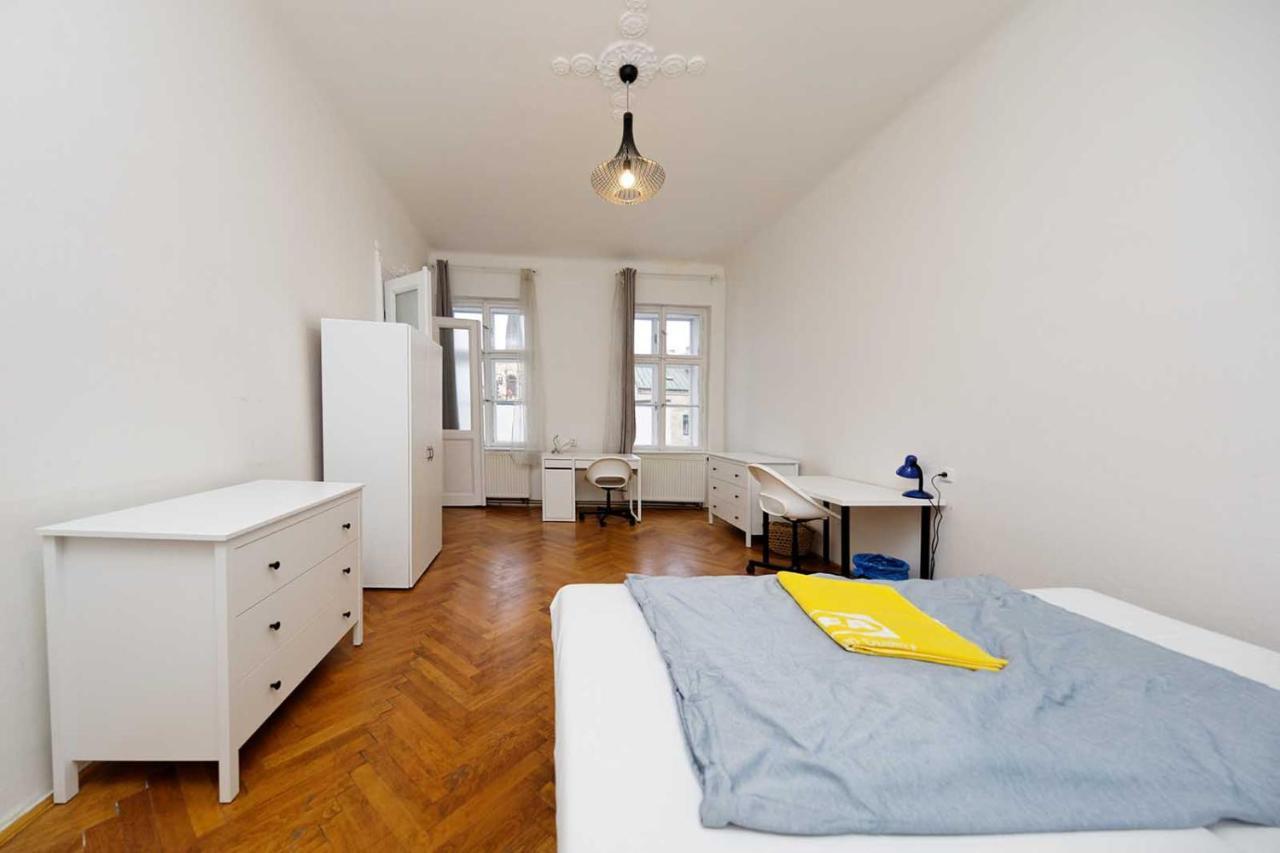 Peter'S Tower Apartments Praha Bagian luar foto