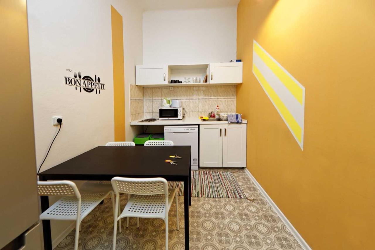 Peter'S Tower Apartments Praha Bagian luar foto