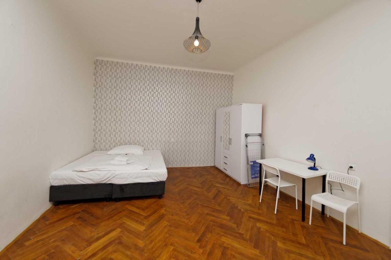 Peter'S Tower Apartments Praha Bagian luar foto