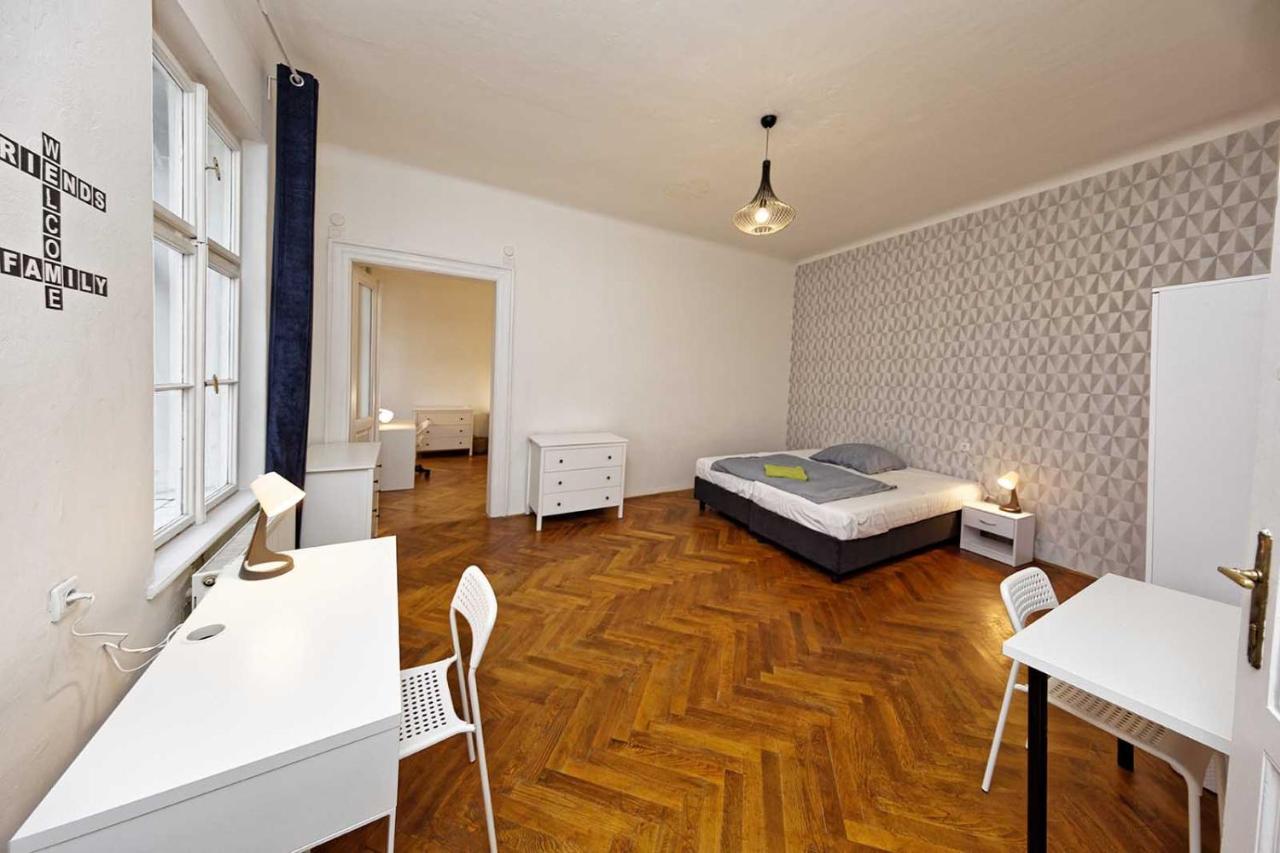 Peter'S Tower Apartments Praha Bagian luar foto
