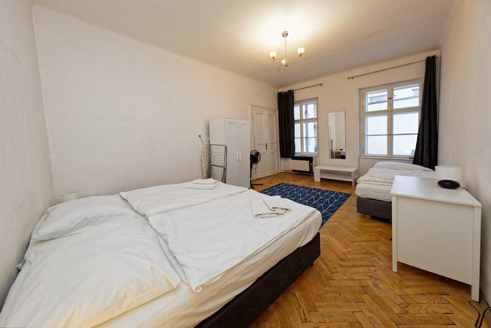 Peter'S Tower Apartments Praha Bagian luar foto
